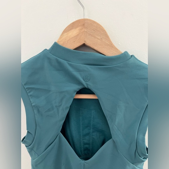 Lululemon Sleeveless Cropped Active Top in Teal - Picture 6 of 9